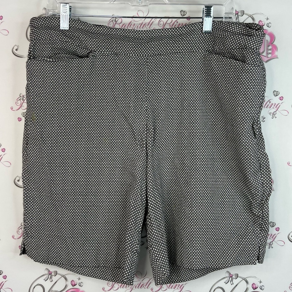 Hilary Radley shorts dotted geometric Black and White Patterned Bermudas